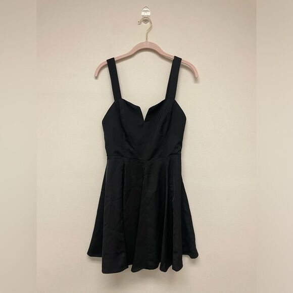 Kimchi Blue Black Notch Front Fit and Flare Mini Holiday Dress Size 6 - Picture 1 of 9